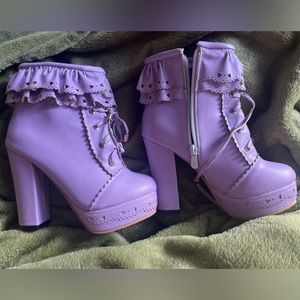 Unique Jingpin lavender frilly lace-up platform heeled boots with cutout hearts